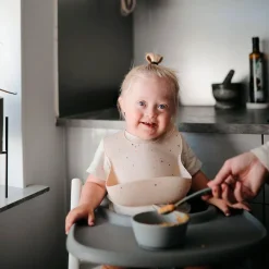 Bowl de silicona con ventosa Mushie blanco hueso