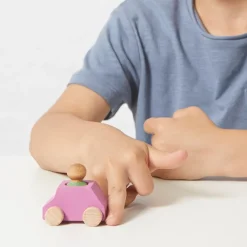 Coche madera rosa Lubu con figura verde