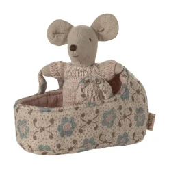 Ratoncito bebé en capazo rosa 6cm Maileg