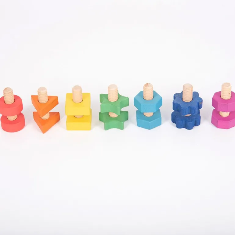 Set de tornillos y tuercas de madera