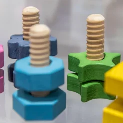 Set de tornillos y tuercas de madera