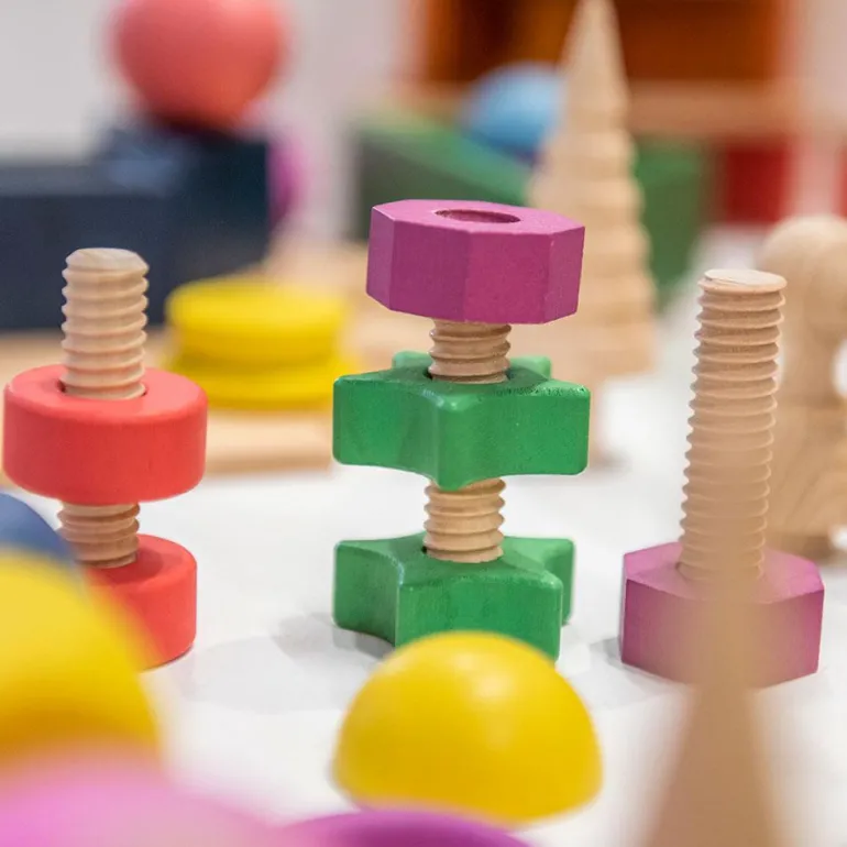 Set de tornillos y tuercas de madera