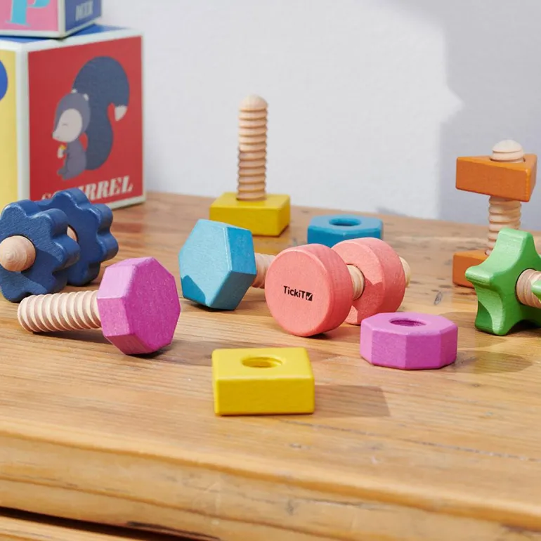 Set de tornillos y tuercas de madera