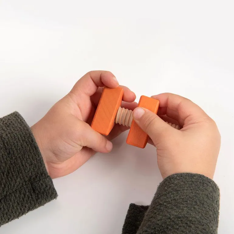 Set de tornillos y tuercas de madera